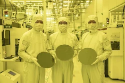  Samsung has been considering selling its manufacturing division as 3 nm yields are low and the stock price of the chip giant is falling.